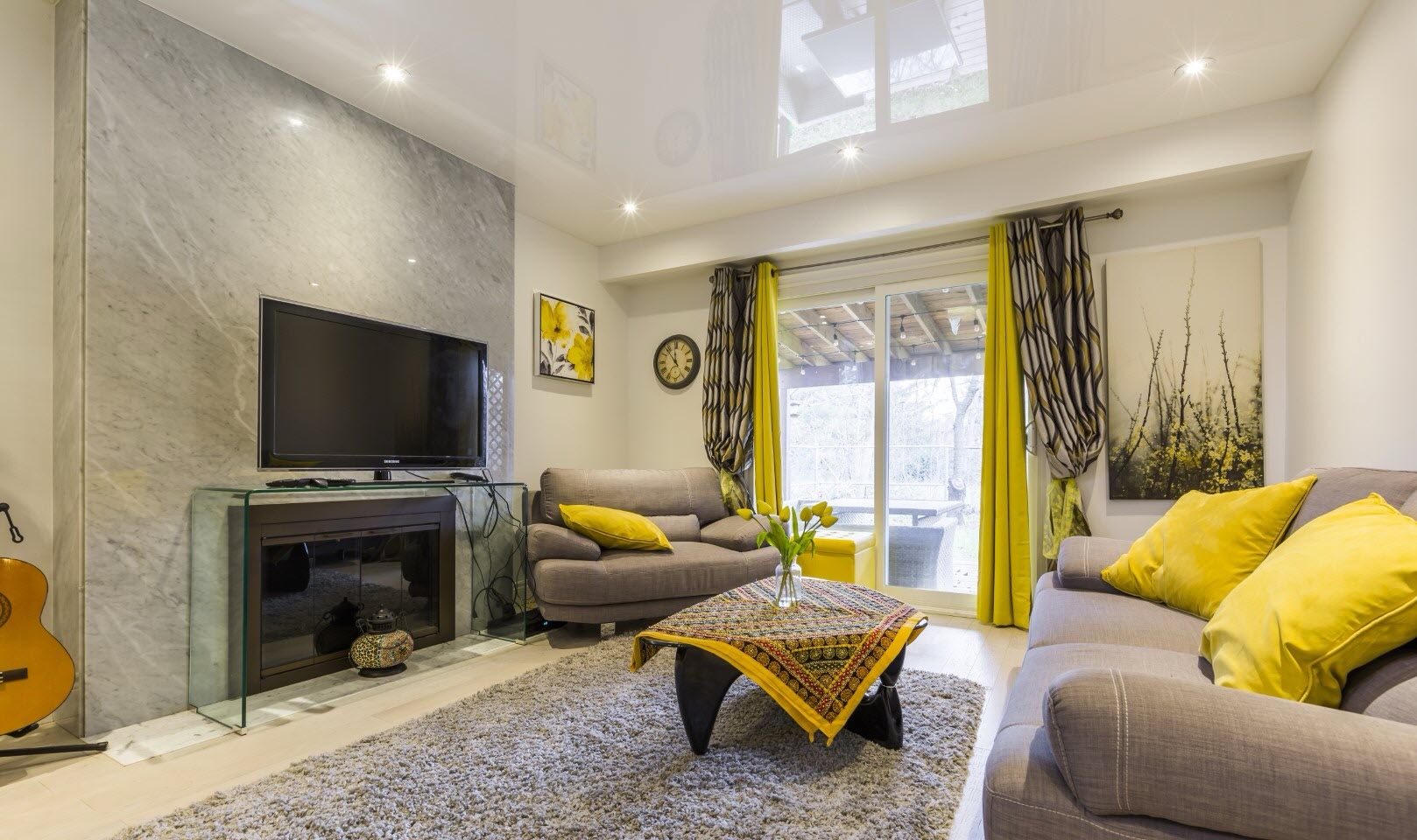 Plafond tendu blanc brillant dans un salon, avec reflets naturels et éclairage encastré